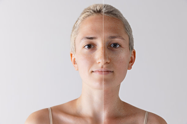 比较肖像的女人光滑的年轻的脸和老化的皱纹皮肤孤立在灰色的工作室背景图片下载