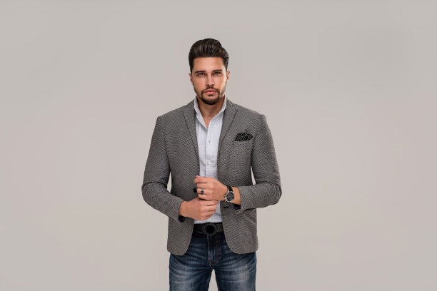 时尚肖像英俊优雅的商人胡子，戴着豪华手表，看着镜头。图片下载