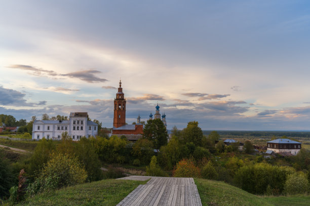 夏夜宁静的乌拉尔古城Cherdyn有着雄伟的教堂，山上的木屋。烫地区,俄罗斯。图片下载