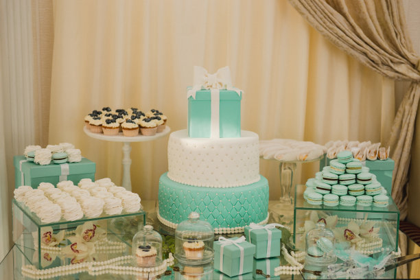 婚宴上的糖果棒配上美味的甜点和开胃菜。图片下载