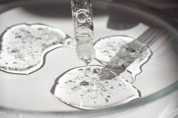 透明化妆品凝胶和移液管在培养皿中。特写，凝胶的结构。实验室研究开发身体护理用化妆品图片下载