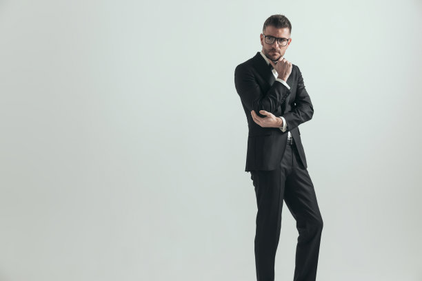 一个中年的商人正握着他的手肘图片下载