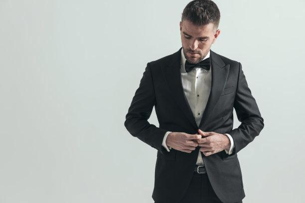 时装模特以一种戏剧性的眼神向下看图片下载