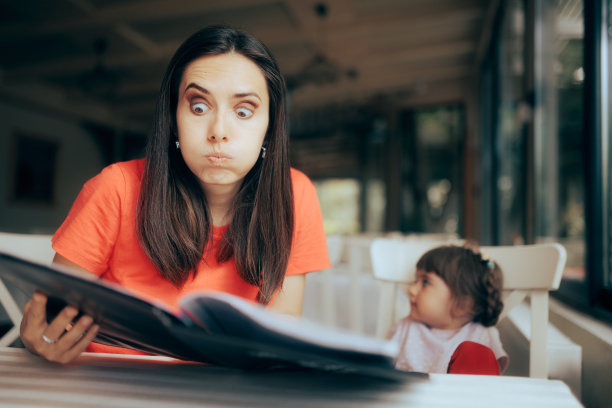压力大的妈妈不知道在餐馆点什么图片下载