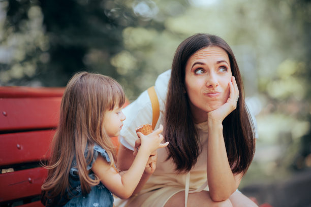 小女孩在午餐前吃冰淇淋甜点图片下载