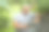 老人在花园里用平板电脑图片下载