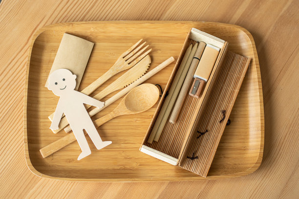 无污染生产的生态理念照片，剪纸快乐的人，木制餐具，铅笔盒和书写工具。采用环保的可生物降解材料生产无污染产品图片下载