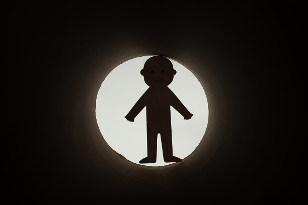 以剪纸形式解决问题的概念照片快乐的人逃离黑暗的隧道，白色背景。希望和看到隧道尽头的光，走出危机，自由的机会图片下载