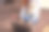 红发姜黄色的女人使用笔记本电脑，毛茸茸的斯皮兹坐在她的膝盖上从窗口背景的夕阳图片下载