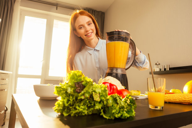 红发姜孕妇奶昔水果混合。环保生活方式:使用可重复使用的软管图片下载