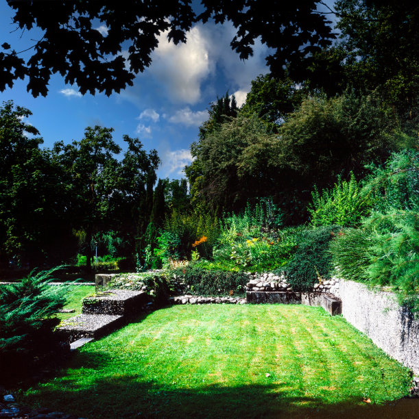 瑞士日内瓦城市公园的老石墙遗迹图片下载