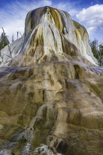 怀俄明州黄石国家公园猛犸温泉的橘泉丘。图片下载