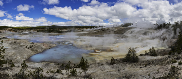 诺里斯间歇泉盆地的瓷器泉地区是怀俄明州黄石国家公园非常活跃的热地区。图片下载