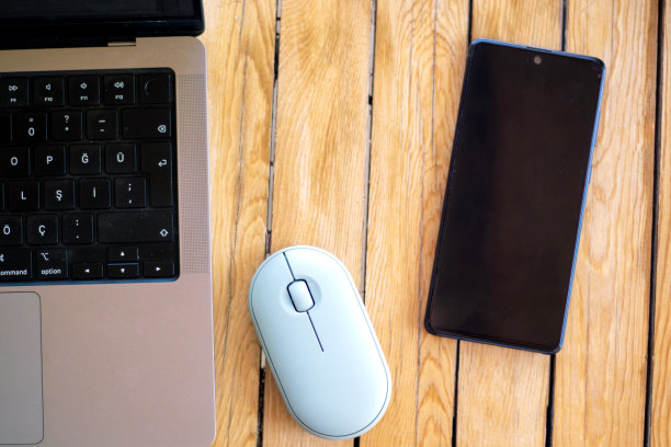 桌上有笔记本电脑、鼠标和手机图片下载