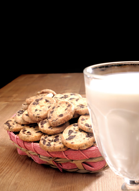 自制的新鲜巧克力曲奇和一杯牛奶图片下载