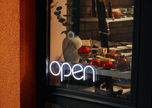 入口的陶瓷工艺品店门口挂着一个营业灯牌“开”图片下载