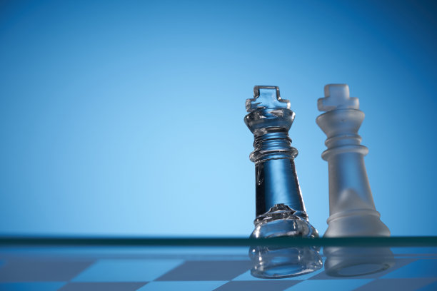 蓝色背景下的玻璃棋子国王图片下载