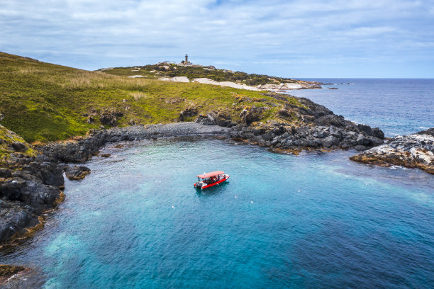 一艘停泊在蒙塔古岛的船的鸟瞰图，蒙塔古岛是澳大利亚南海岸的一个自然保护区，四周环绕着清澈的蓝色海水图片下载