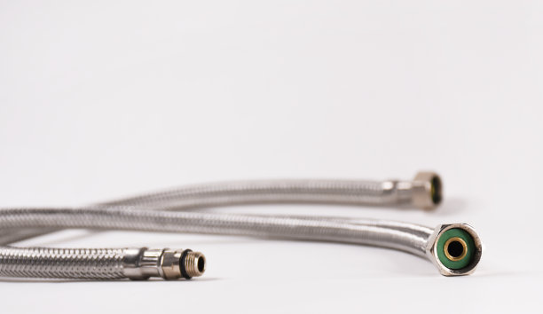 白色背景上的铬合金水龙头淋浴管图片下载