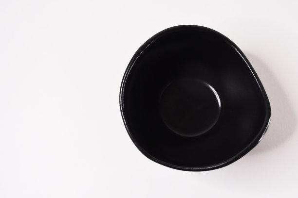 白色背景上的黑色空碗图片下载