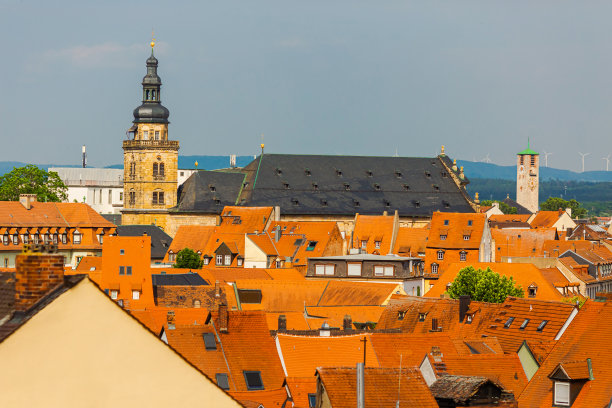 巴伐利亚古城班贝格的红瓦屋顶。夏季巴伐利亚之旅。欧洲国家。德国的建筑。航行。温暖的阳光明媚的日子。德国旅游目的地。街图片下载