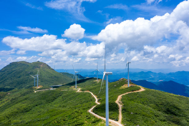 高山、云海和风力涡轮机图片下载