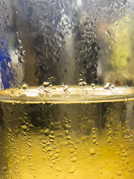 水滴在玻璃上流动图片下载