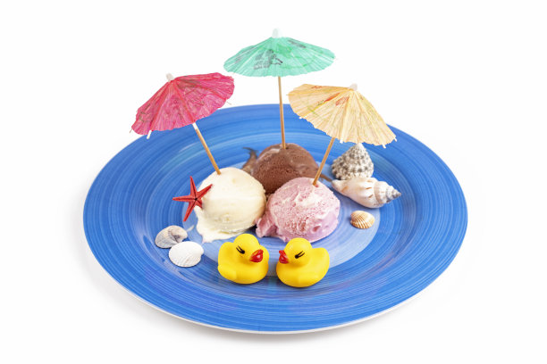 冰淇淋配纸伞和橡胶小鸭子图片下载