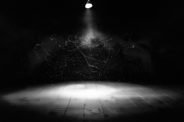 雨下在灯光下，影子在夜晚图片下载