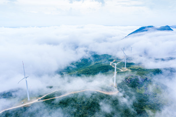 高山、云海和风力涡轮机图片下载