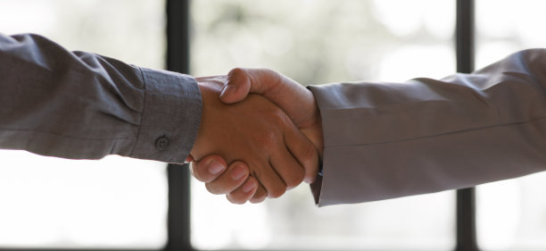 商务握手用于企业并购的团队合作，成功谈判，握手，两个商人握手与伙伴庆祝伙伴关系和商务交易的概念图片下载