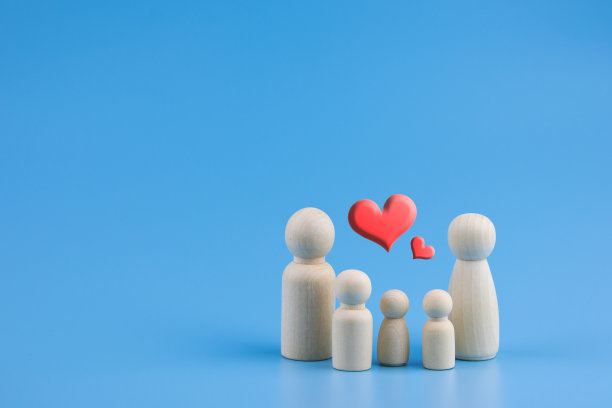 木制娃娃与家庭和心形。图片下载