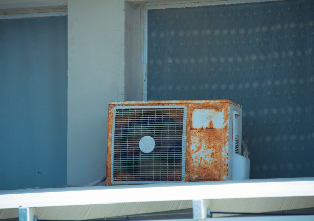 陈旧生锈的空调机组图片下载