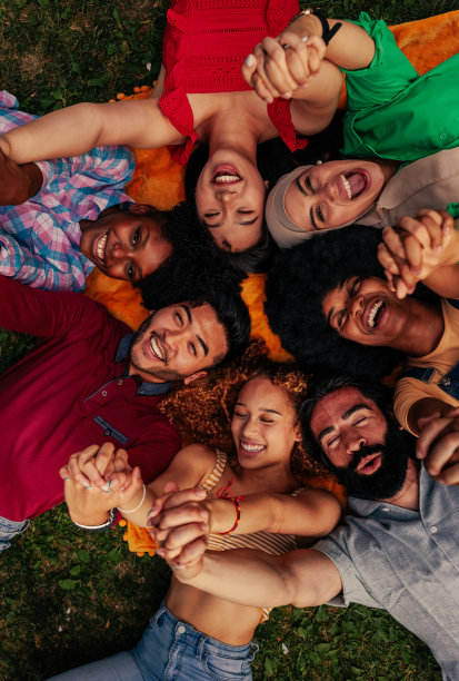 年轻的朋友们围成一圈躺在户外图片下载