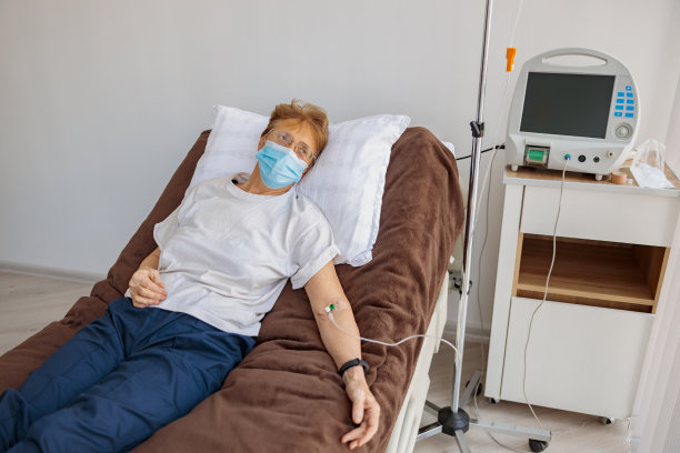 戴口罩的病人在门诊医疗过程中躺在病房图片下载