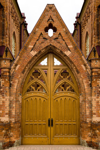一座古堡的高大木质大门图片下载