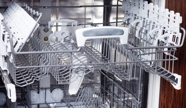 打开厨房的洗碗机。洗碗机架。图片下载