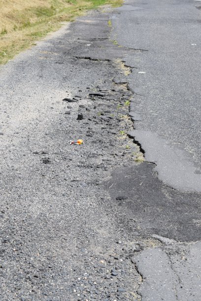 道路上的坑洼图片下载