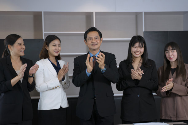 白领们在办公室工作。他们呆在一起开会。图片下载