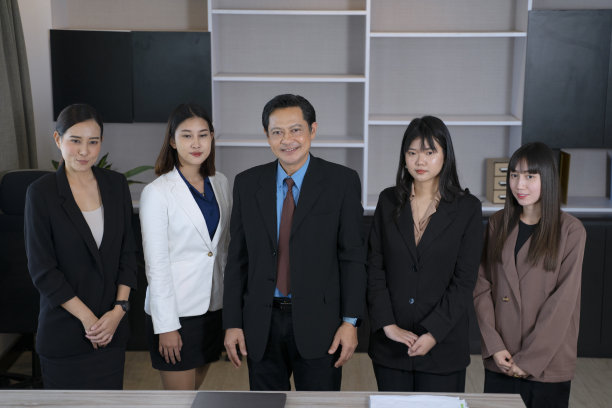 白领们在办公室工作。他们呆在一起开会。图片下载