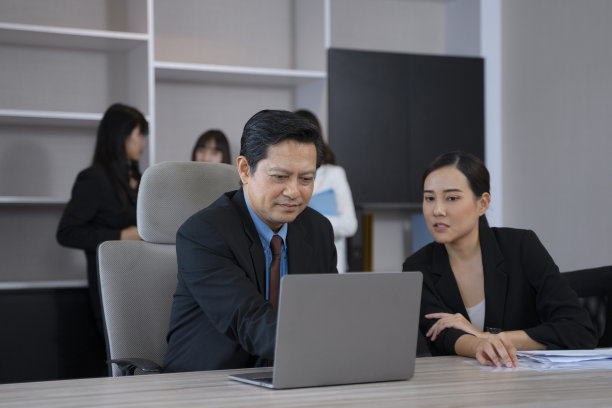 白领们在办公室工作。他们呆在一起开会。图片下载