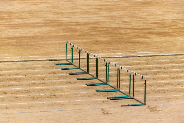 田径场跑道上的跨栏图片下载