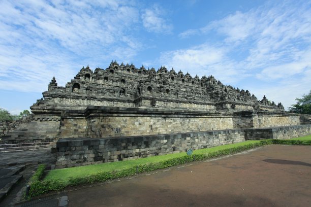 婆罗浮屠寺庙：夏连特拉王朝建造的世界最大佛教寺庙图片下载