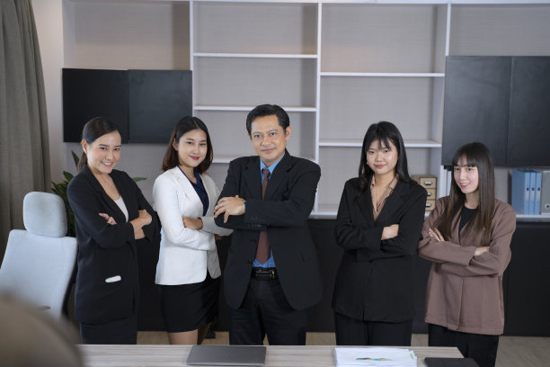 白领们在办公室工作。他们呆在一起开会。图片下载