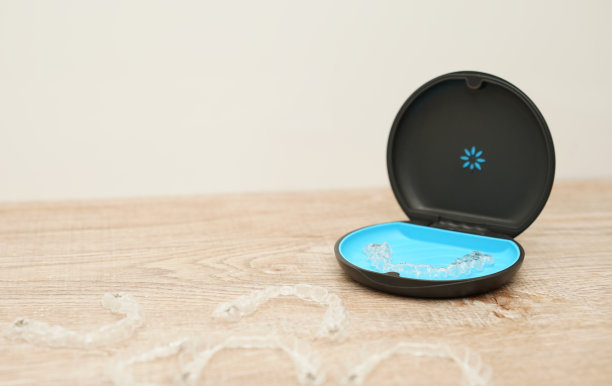 隐形对齐是不可见的透明对齐，透明塑料保持在蓝色的盒子。与copyspace图片下载