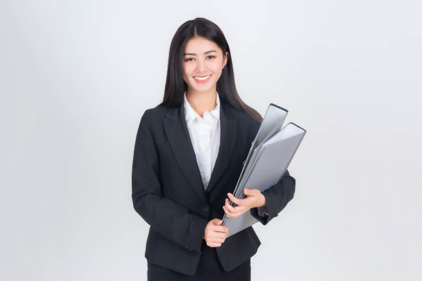 一个商业女性的肖像，美丽的亚洲女孩与西装持有商业文件文件在白色背景图片下载