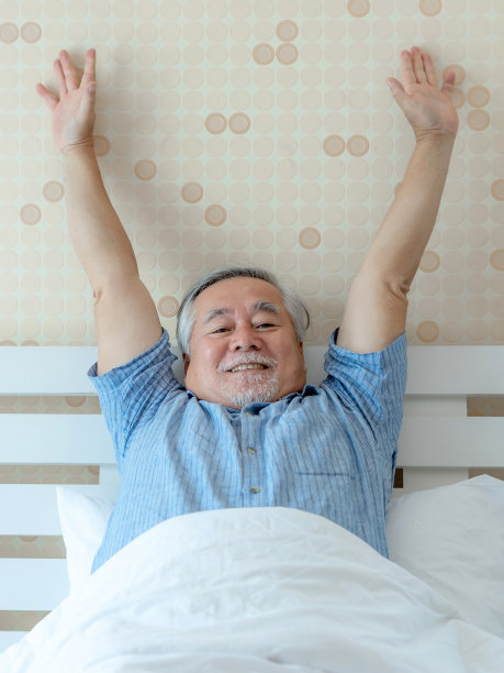 老年人感到幸福健康早上醒来享受时间在他的家室内卧室的背景-生活方式老年人的幸福概念图片下载