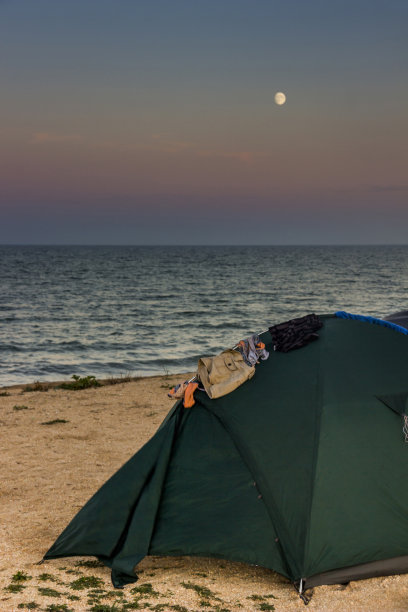 傍晚海边的绿色帐篷图片下载
