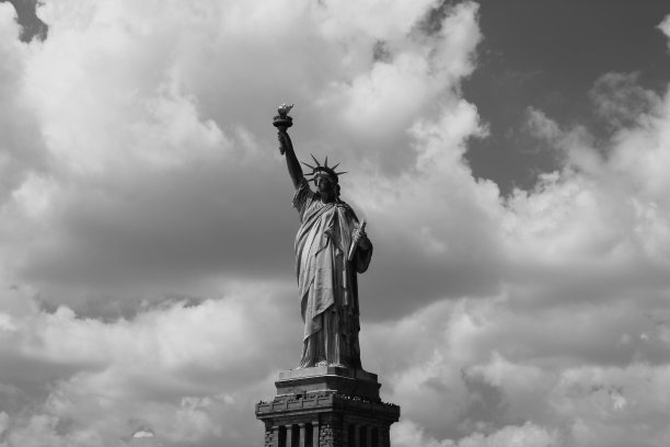 黑色和白色的自由女神像图片下载