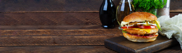 美味的鸡肉汉堡配上生菜，芝士，番茄和泡菜。快餐三明治配鸡块图片下载